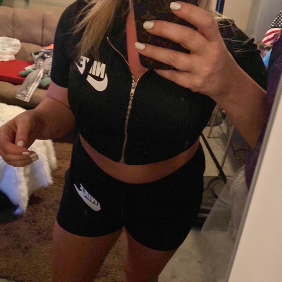 Cropped outfit - Picture 3 of 5